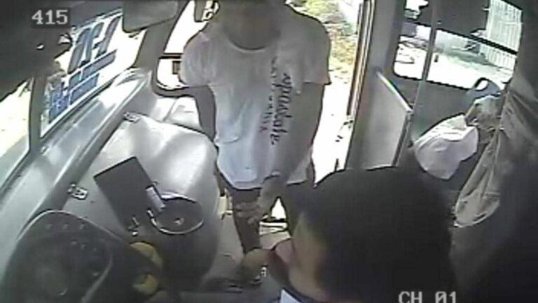 ¡Captado en video! Un delincuente asalto a un camión de pasajeros en Cancún