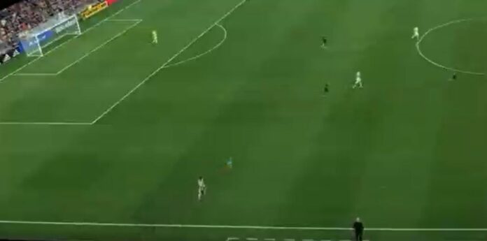 VIDEO: Niño de 2 años entra a campo de fútbol en pleno partido, su madre va tras él