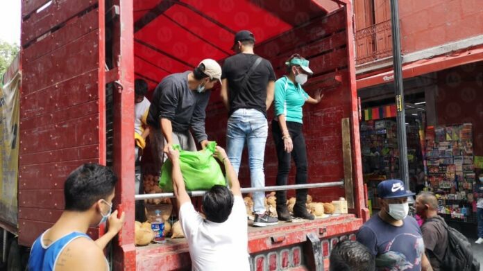 Hombre regala 15 mil cocos para prevenir COVID-19, en la CDMX 1