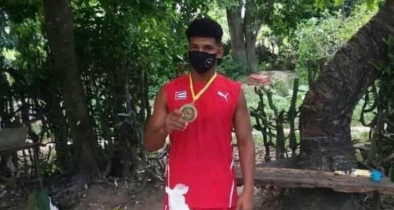 Esta es la imagen donde se aprecia a este joven boxeador cubano tanto con su medalla como con la despensa del Bienestar que le obsequiaron. ¿Qué te parece?