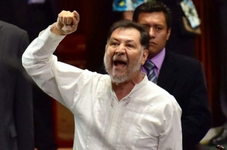 Tras contagiarse de Covid-19, Fernández Noroña reaparece en público y sin cubrebocas