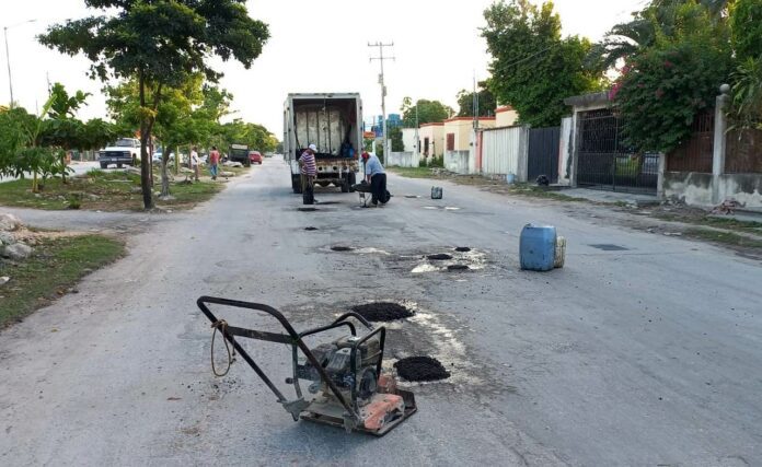Mejora Gobierno de Puerto Morelos la movilidad urbana con trabajos de bacheo