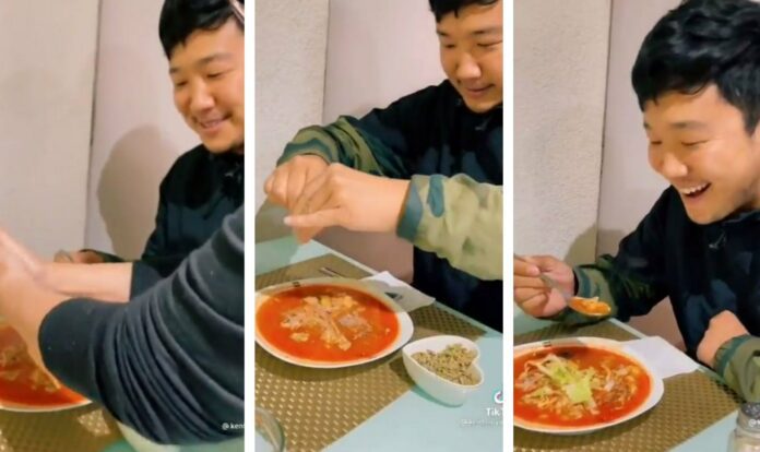 Japonés prueba pozole por primera vez y su reacción se vuelve viral