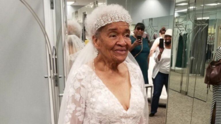 Abuela de 94 años lució vestido de novia que no pudo usar por el racismo en 1952