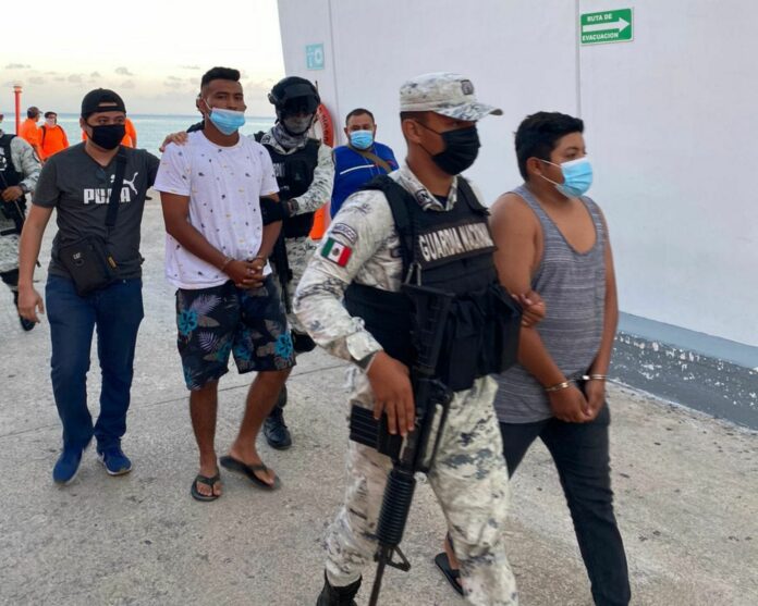 Detienen a dos sujetos con auto robado y drogas en Cozumel