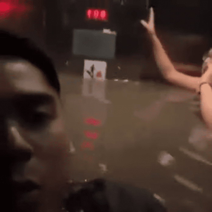 Jóvenes quedan atrapados en elevador que se inundaba