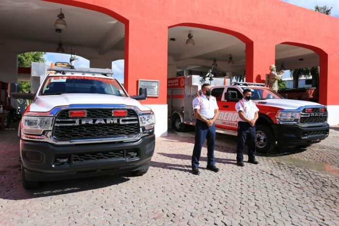 Los bomberos de Playa del Carmen recibieron más equipamiento y nuevas unidades de manos de las autoridades municipales