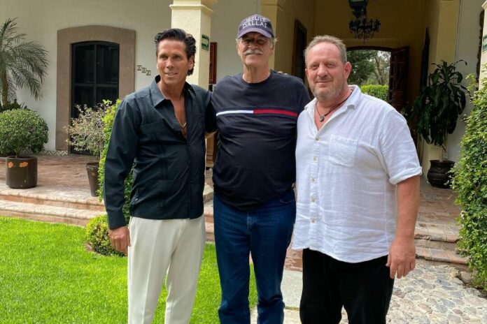 Abre Roberto Palazuelos tienda de productos elaborados a partir de cannabis