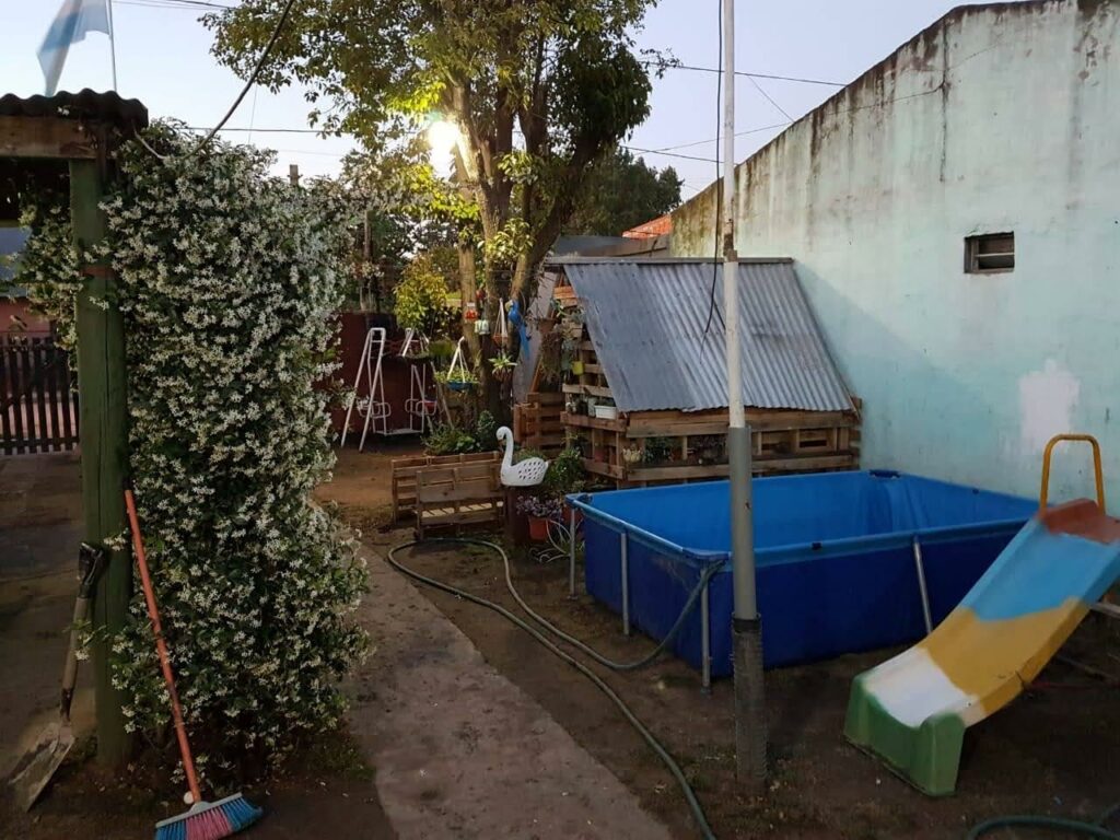 Le construye casita de palletas a sus hijas y se vuelve viral 3