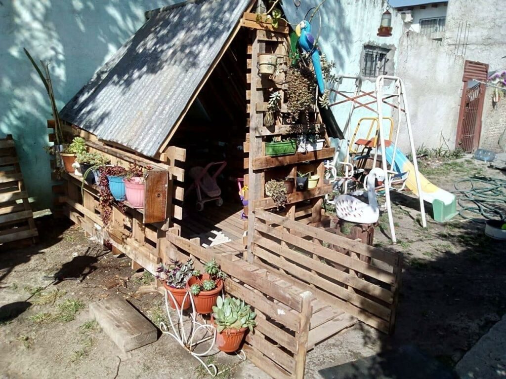 Le construye casita de palletas a sus hijas y se vuelve viral 2