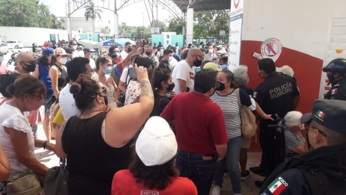 Playenses cruzan a Cozumel para aplicarse la vacuna de Pfizer