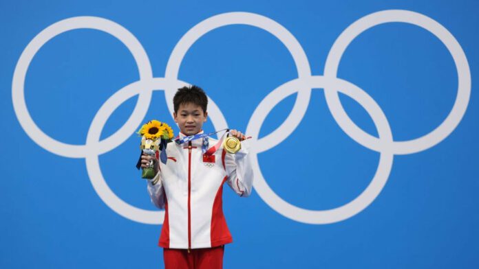¿Qué hacías a los 14 años? Quan Hongchan completa dos clavados perfectos en Tokio