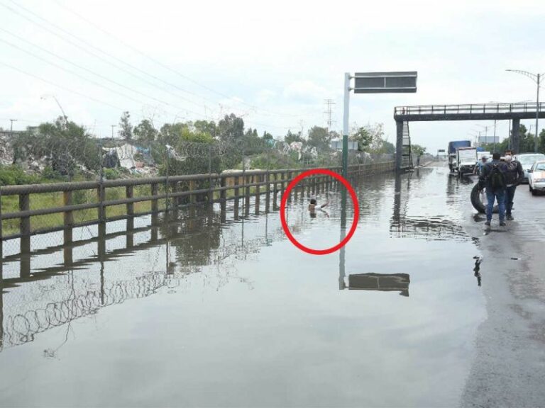 El ‘hombre socavón’: se sumerge en el agua para hacerlo notar a automovilistas