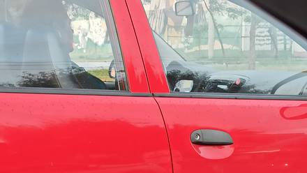 Captan a mujer conduciendo mientras ve una serie y usa audífonos