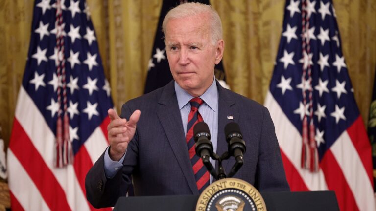 Presume Biden que EU ha donado más vacunas contra COVID que Rusia y China
