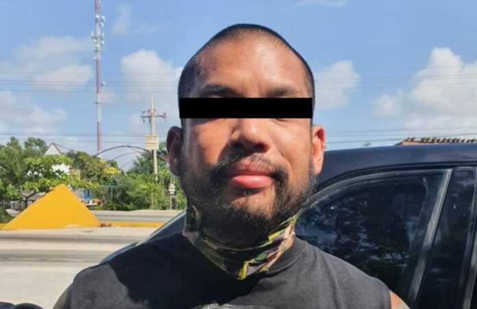 Un extranjero fue detenido con un arma en uno de los filtros policiacos de Playa del Carmen; el sujeto no acreditó el permiso
