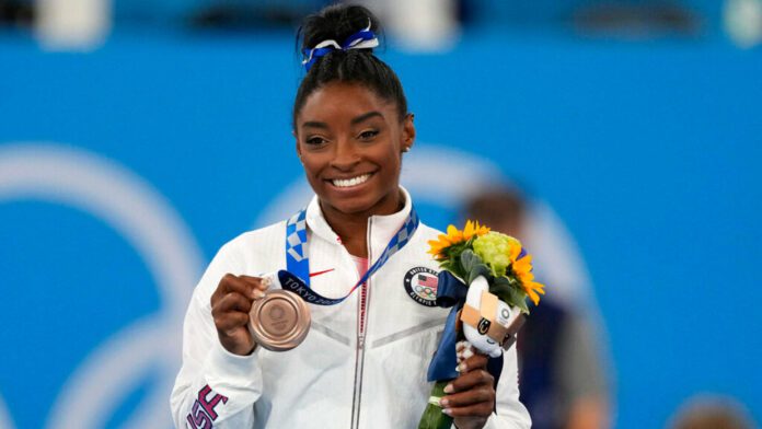 Simone Biles gana medalla de bronce en Juegos Olímpicos de Tokio