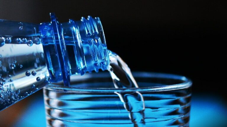 Beber agua embotellada tiene un impacto ambiental superior a tomar agua del grifo