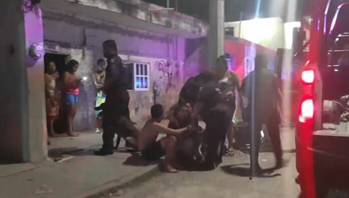 VIDEO: ¡HASTA CON CUBETAS! Riña entre vecinos de Cozumel deja 11 personas detenidas