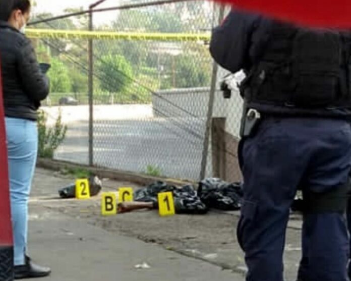 Abandonan frente a penal de Edomex bolsas negras con restos humanos