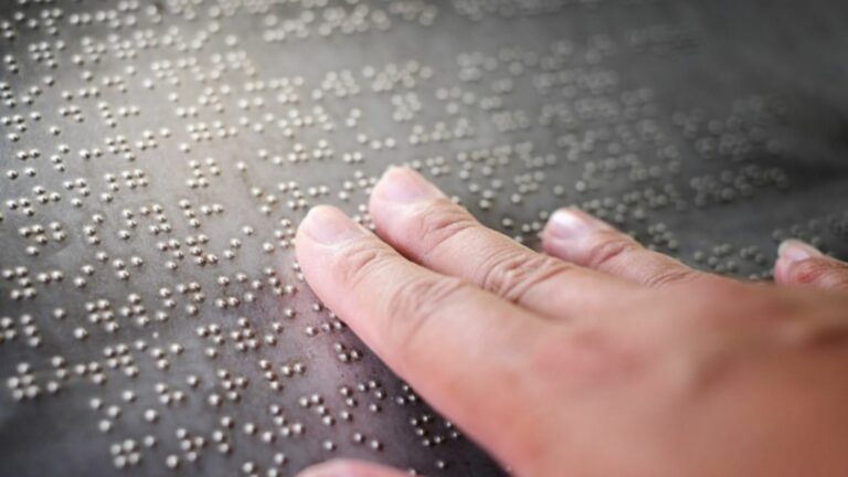 Estudiantes del TEC de Monterrey crean dispositivo para traducir el lenguaje braille a sonido