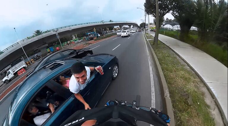 CDMX: Sujeto que bebía a bordo de auto, intenta derribar a ciclista “porque se le hizo chistoso”
