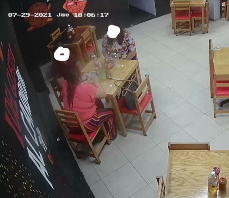 #LadyMeganachos: Van a un restaurante, dejan la mitad de los platillos y se van sin pagar