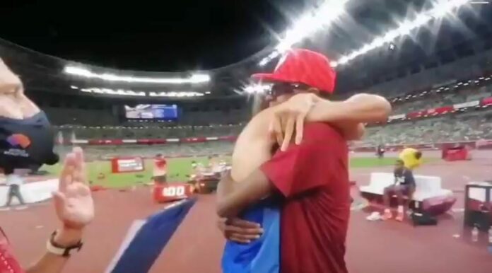 Dos atletas acabaron empatados en su prueba; les dijeron que irían a desempate, pero escogieron que ambos ganaran medalla de oro