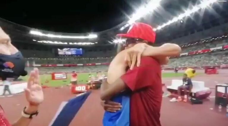 Dos atletas acabaron empatados en su prueba; les dijeron que irían a desempate, pero escogieron que ambos ganaran medalla de oro