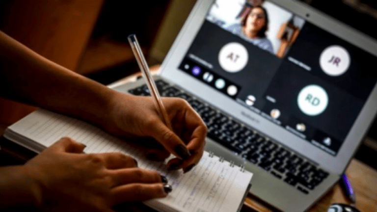 Suspenden a profesor que sugirió a las alumnas aprender a cocinar para evitar ser apuñaladas