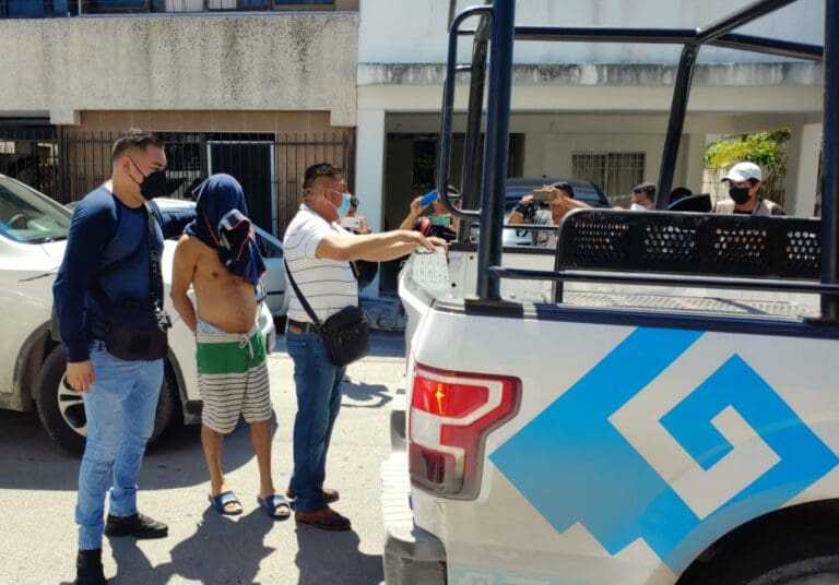 Un hombre fue detenido tras amenazar con un arma a su vecino en Supermanzana 41 de Cancún; als autoridades acudieron al sitio