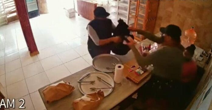 Dos mujeres simulan ser clientas y asaltan una panadería; todo este incidente quedó captado por las cámaras de seguridad