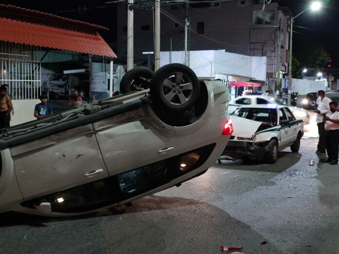 Un taxista de Cancún habría golpeado a una camioneta durante la madrugada, lo que habría causado su volcadura