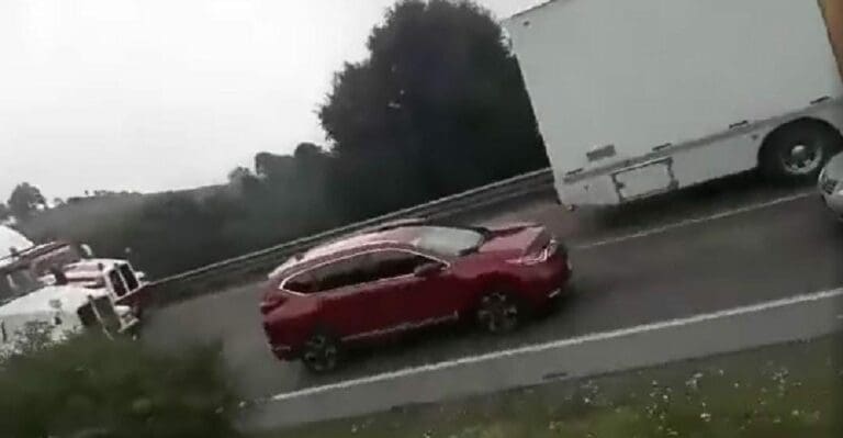 ¡Terrible la inseguridad! Denuncian que un retén de gente armada está quitando los vehículos en una autopista mexicana