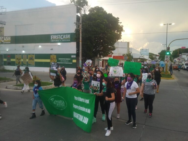 Marchan mujeres en Chetumal en exigencia de aborto seguro