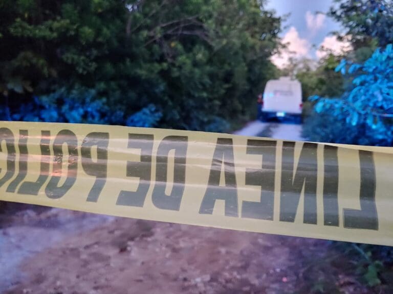Hallan cuerpo embolsado en las afueras de Cancún
