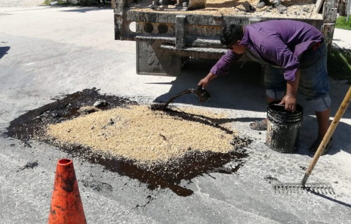 Con el propósito de mejorar la imagen urbana y las vialidades, el Ayuntamiento de Tulum que preside Víctor Mas Tah, realiza una campaña de bacheo emergente a través de la cual se aplican 500 metros cuadrados de emulsión asfáltica para rehabilitar calles y avenidas.