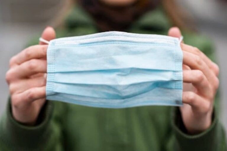 ¡Insólito! Un hombre y su hija no pudieron ingresar a un local por llevar puesta la mascarilla