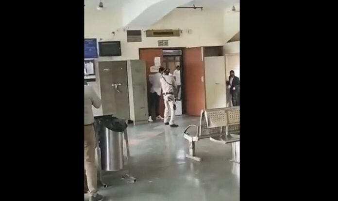 VIDEO: En pleno juicio asesinan a líder criminal de India