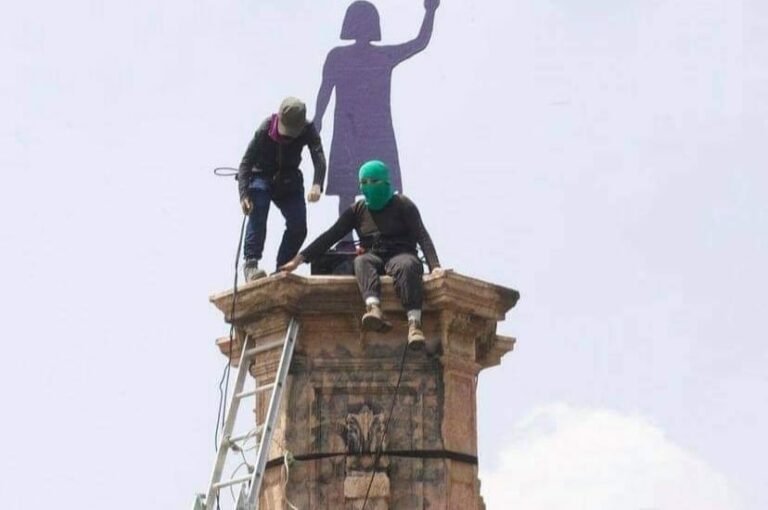 Feministas mexicanas instalan estatua de una mujer donde estaba la de Colón en CDMX