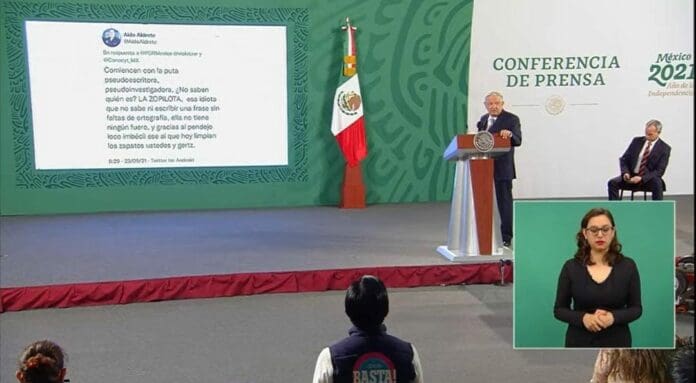 AMLO causó polémica esta mañana tras leer en voz alta un tuit donde los insultan a él y a su esposa; ve el curioso momento