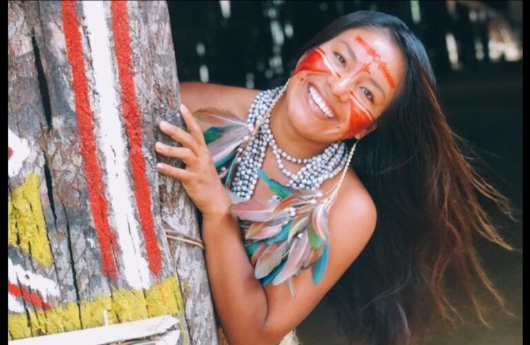 Tiktoker indígena muestra cómo es la vida en la selva