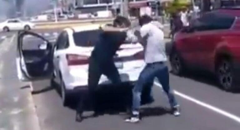Video: Automovilistas se agarran a golpes en Guadalajara