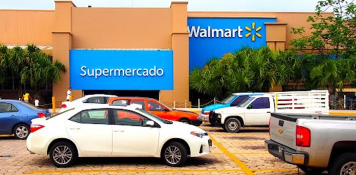 Playense denuncia robo de cartera en Walmart del centro; ¡Cibernautas culpan a la víctima!