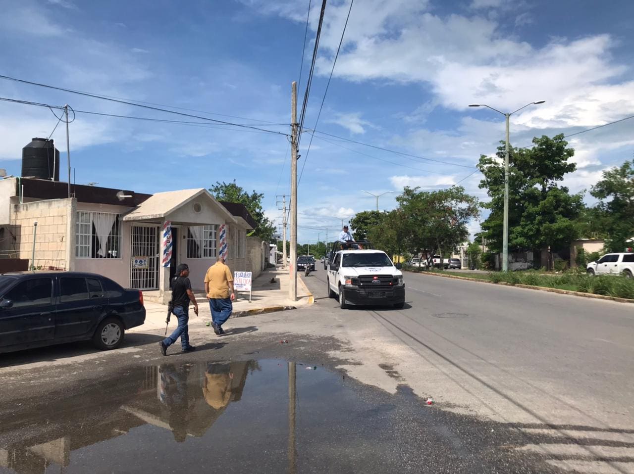 ¡QUÉ OSO! Se les escapa hombre a policías ministeriales durante operativo en Cancún
