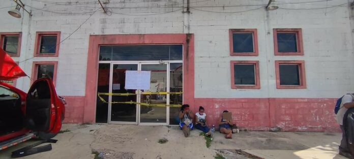 Toman trabajadores del Ayuntamiento oficinas municipales y estatales en José María Morelos