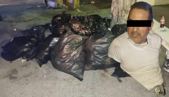 PLAYA DEL CARMEN: Tira bolsas de basura en el Ayuntamiento como protesta y lo detienen