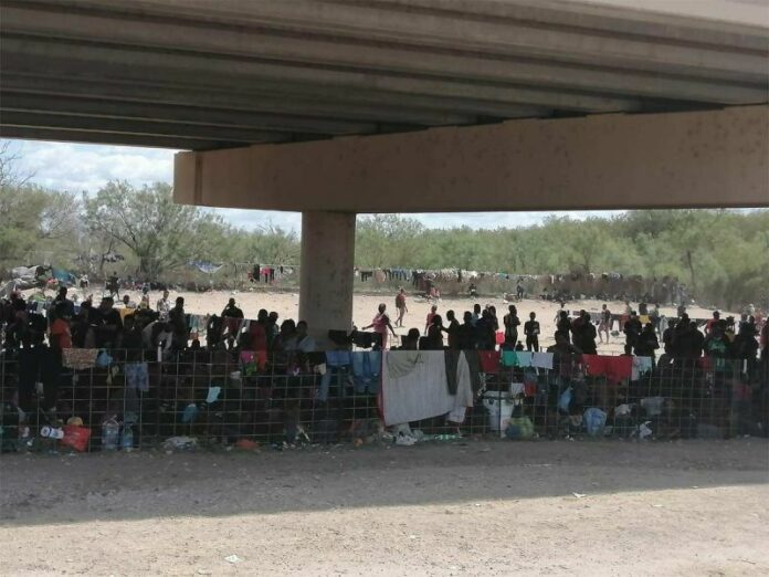 Migrantes haitianos esperan en la frontera de México para buscar refugio en EEUU