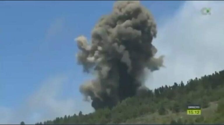Un volcán hizo erupción en una isla española; el momento exacto quedó grabado. Por fortuna reportan que hasta ahora no hay lesionados