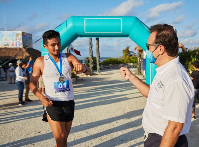 Da Pedro Joaquín banderazo de salida y premia triunfadores de la carrera Race for the Reef